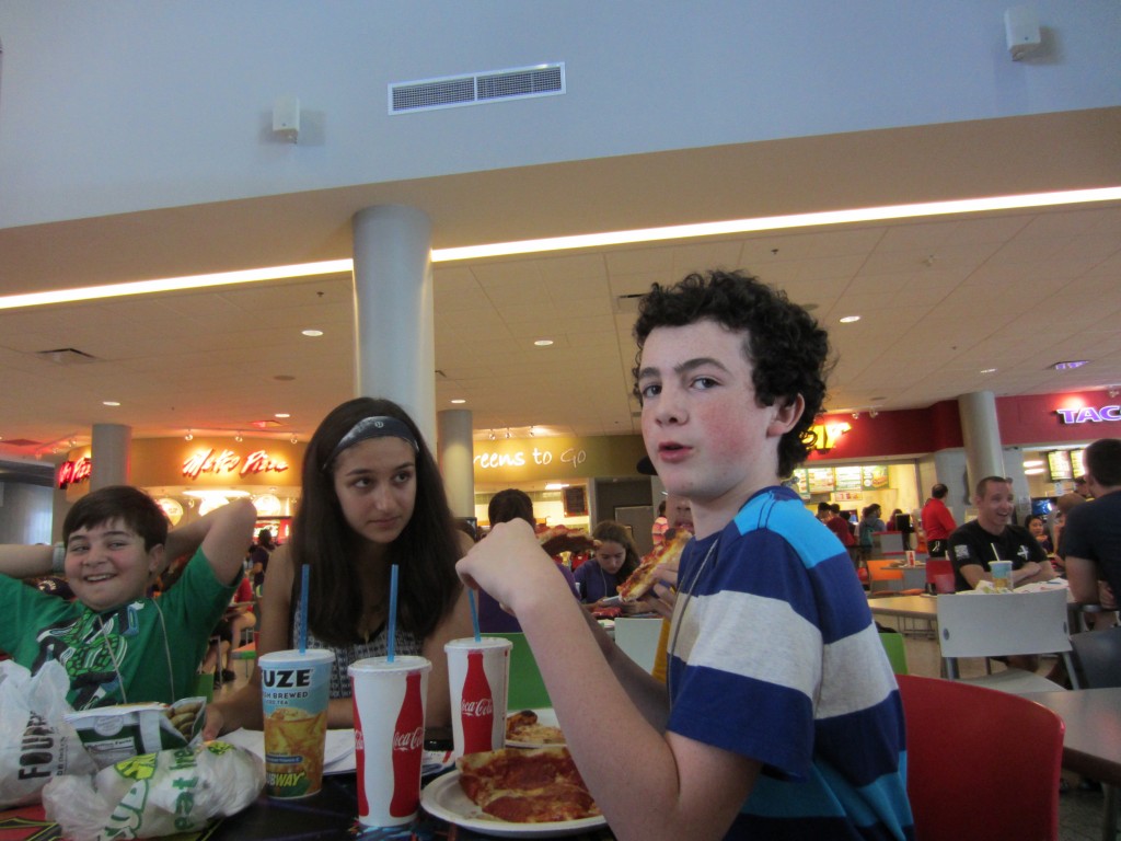 Sara and Teo have lunch in the Student Union.